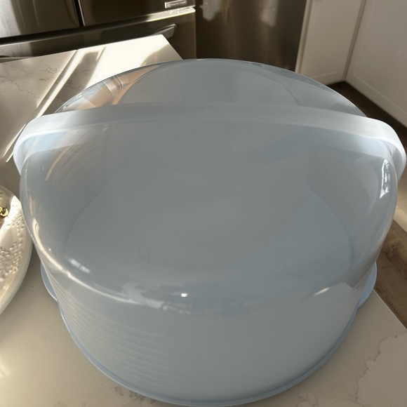 **** SOLD **** Tupperware Cake Taker - Picture 3 of 6
